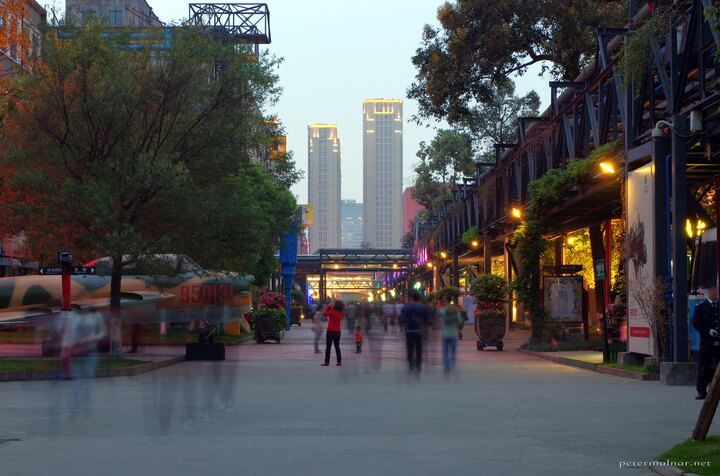 Early night lights, old airplane, reinvented cathode light factory,
and a little red on the picture - a nice little summary for our evening
at the Eastern Suburb Memory