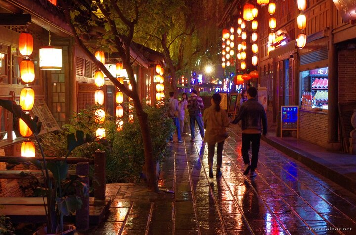 Jinli Street is full of modern, LED lanterns, which are beautiful for
the eye and hard to capture for the camera
sensor