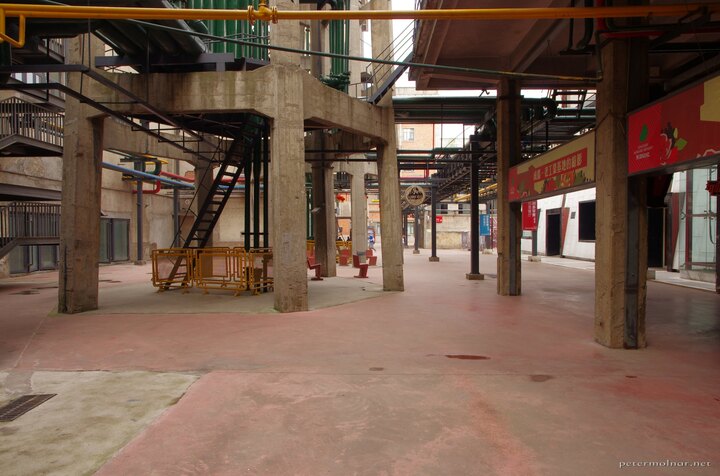 One of the central parts of the Easter Suburb Memory was surprisinly
deserted during the day, but we did meet a few local photographers -
some were doing gorgeous wedding shoots around
here