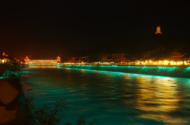 Even the riverbed is lighted in
Dujiangyan...
