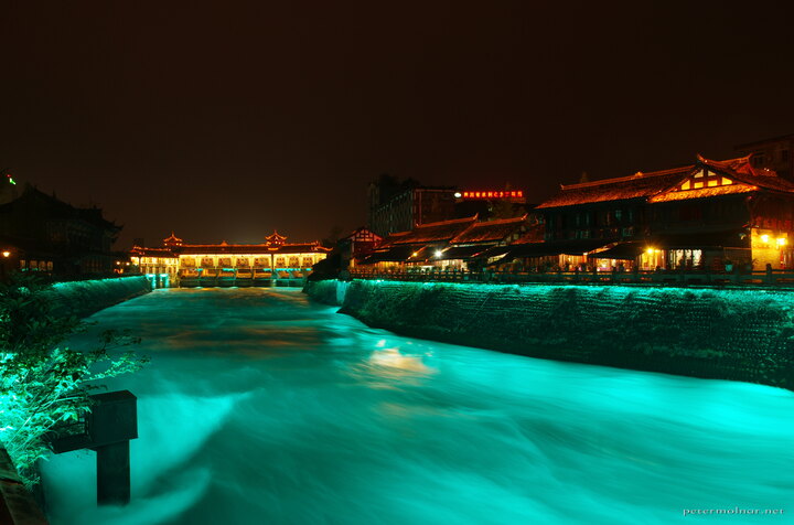 ... which allows you to take gorgeous pictures of the flow at
night