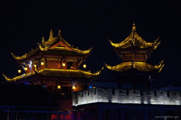 With these ligths, some buildings in Dujiangyan look like they are
straight out from Spirited Away