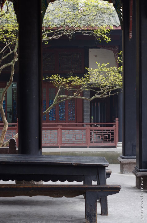 Benches to rest at Erwang Temple in
Dujiangyan