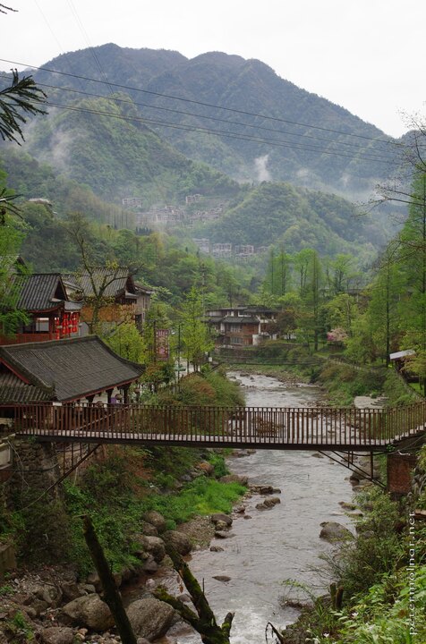 The rear peak of Qingcheng is a lot less old and ancient looking, with
a lot of modern development