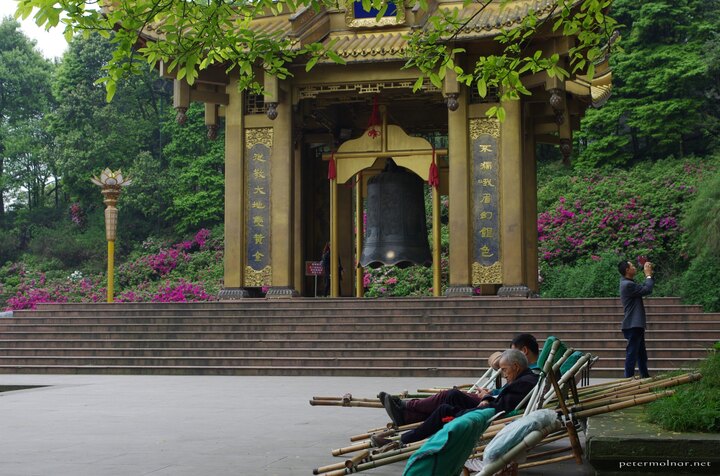 The huge, golden gate and the bell at the feet of Mount
Emei