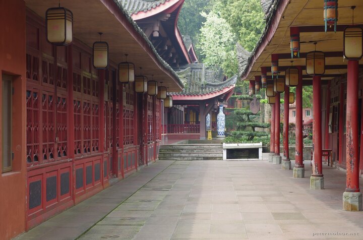 A passage in the Wannian Temple