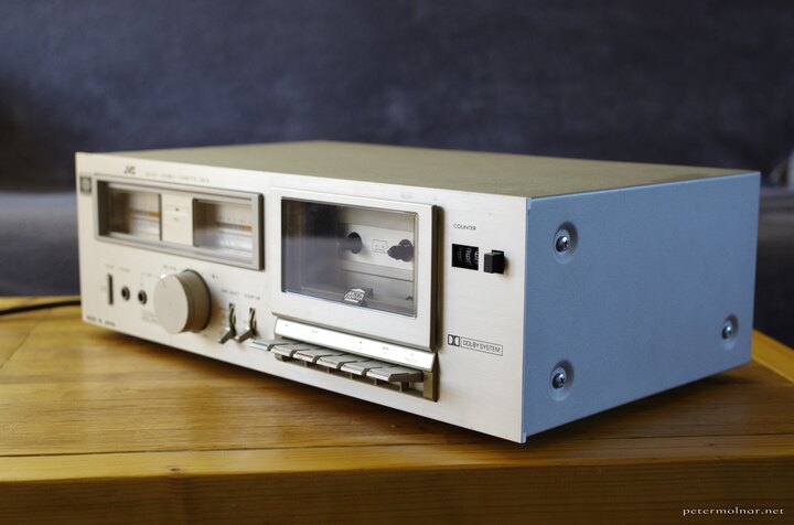 the front profile of JVC KD-A11